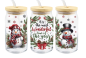 Preview: Ein 16oz Glasbecher mit Bambusdeckel und Strohhalm, dekoriert mit zwei fröhlichen Schneemännern in winterlicher Kleidung und dem Spruch 'It's the most wonderful time of the year', umrahmt von Tannenzweigen, Beeren und einer roten Schleife. Ideal für weihn